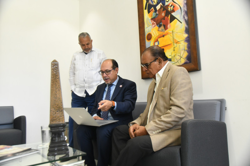 El rector, Julio Santana Mariño, durante un encuentro con el director de Listín Diario, Miguel Franjul, y el subdirector, Fabio Cabral.