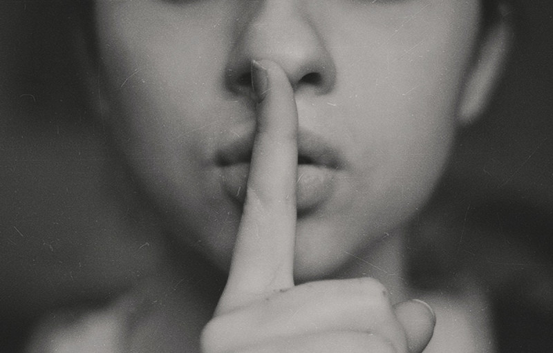 Mujer pide silencio. Imagen ilustrativa.