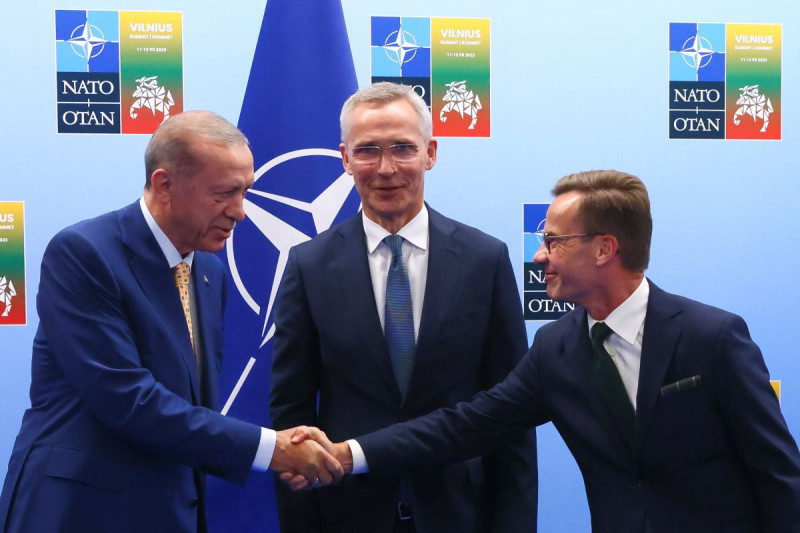 Recep Tayyip Erdogan, a la izquierda, saluda a Ulf Kristersson, mientras que el secretario general de la OTAN, Jens Stoltenberg, observa, ayer en Vilna.