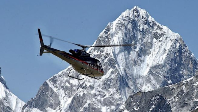 Helicóptero turístico cerca del Everest