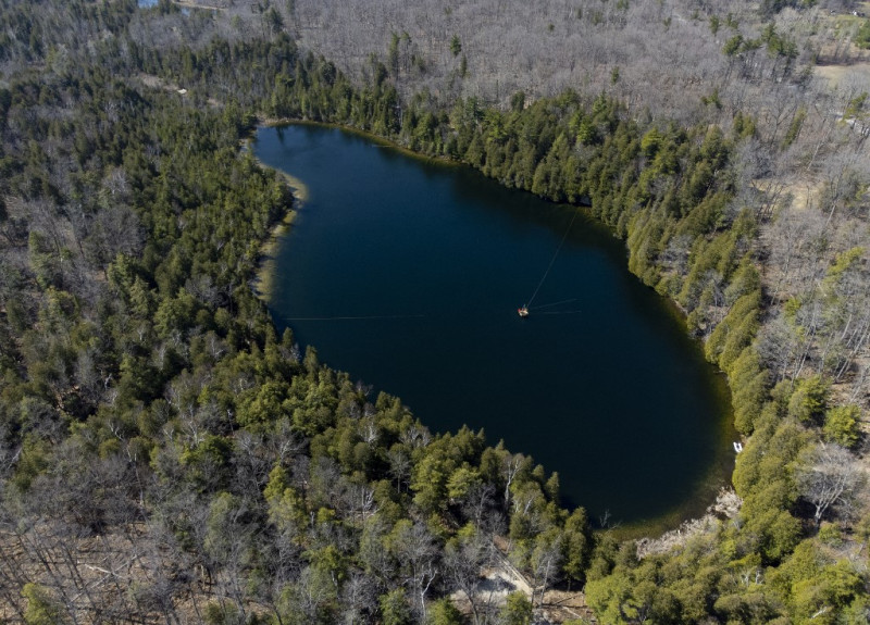 Una vista aérea del lago Crawford mientras un equipo formado por científicos de la Universidad de Carleton y la Universidad de Brock recolectan muestras de la capa de sedimentos del fondo del lago en el Área de Conservación del Lago Crawford cerca de Milton, Ontario, Canadá, el 12 de abril de 2023.