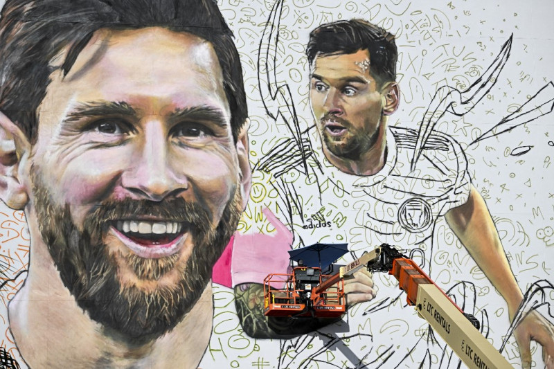 El artista argentino Maximiliano Bagnasco pinta un mural gigante de la estrella internacional de fútbol Lionel Messi en Wynwood, el distrito artístico de Miami, en Miami, Florida, el 10 de julio de 2023.