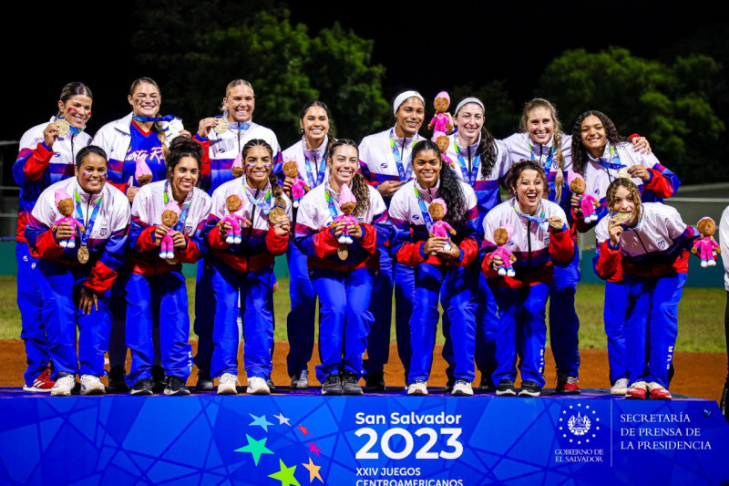 Equipo de softball femenino de Puerto Rico enseñan sus medallas de oro conseguidas en los Juegos Centroamericanos y del Caribe.