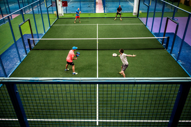 El padel es un juego de raqueta con amplio crecimiento, incluso ha conseguido llegar a ser el segundo deporte más practicado en España después del fútbol