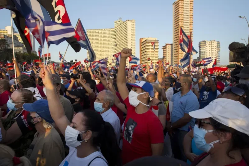 Miles de personas asisten a un mítin político y cultural en la avenida Malecón de La Habana, Cuba, el sábado 17 de julio de 2021 en apoyo a la Revolución Cubana, seis días después de que manifestantes antigubernamentales protestaron en varios puntos de la isla.