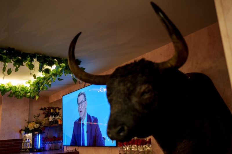 El líder del conservador Partido Popular, Alberto Núñez Feijóo, se ve en una pantalla de televisión en un bar durante un debate en vivo con el presidente del gobierno y líder del PSOE, Pedro Sánchez