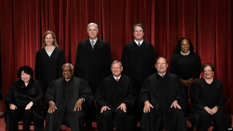 Los jueces de la Corte Suprema de Estados Unidos posan para un retrato grupal en el edificio de la Corte Suprema en Washington, el 7 de octubre de 2022.