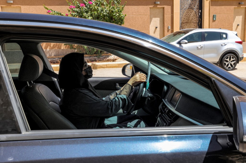 Una mujer conduce un vehículo por una calle en Riyadh el 5 de julio de 2023. Arabia Saudita comenzó a permitir que las mujeres conduzcan hace cinco años, el 24 de junio de 2018, poniendo fin a la única prohibición del mundo para las mujeres automovilistas.