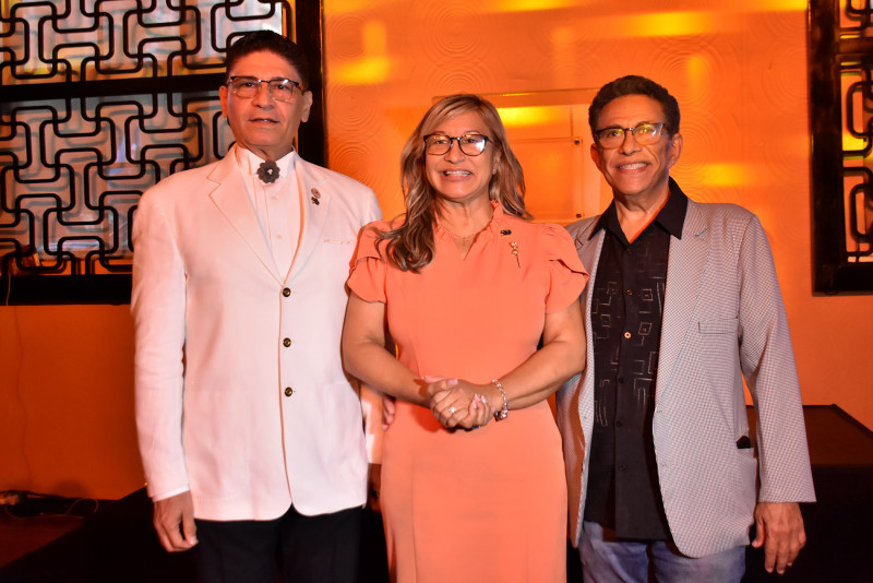 Bismarck Morales, Hilda Peguero y Chiqui Haddad durante el encuentro de prensa en Meridian.