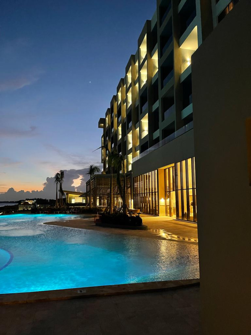 El hotel cuenta con 130 habitaciones con vistas a la isla Catalina y el mar Caribe, piscina y un espacio flexible para reuniones con terraza al aire libre.