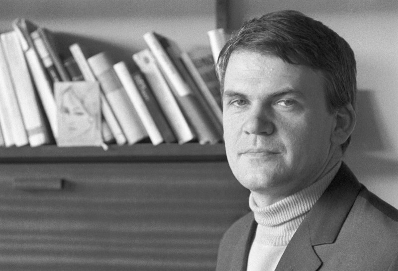 El escritor checo Milan Kundera mira en una foto de archivo tomada en mayo de 1968.