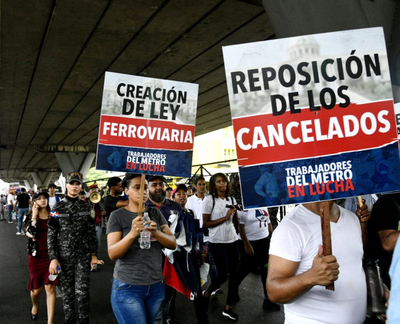 Por segunda vez, decenas de empleados del Metro de Santo Domingo realizan este jueves una marcha en demanda de pagos de prestaciones y otras reivindicaciones.