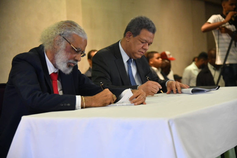 Leonel Fernández y Juan Hubieres durante la firma de la alianza electoral