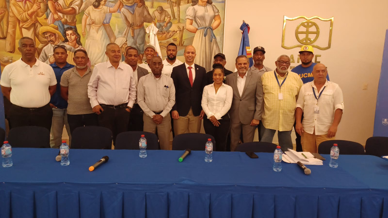 El Comisionado Nacional de Béisbol, Junior Noboa encabeza el encuentro donde se anunció la realización de un tryout con peloteros agentes libres y releases.
