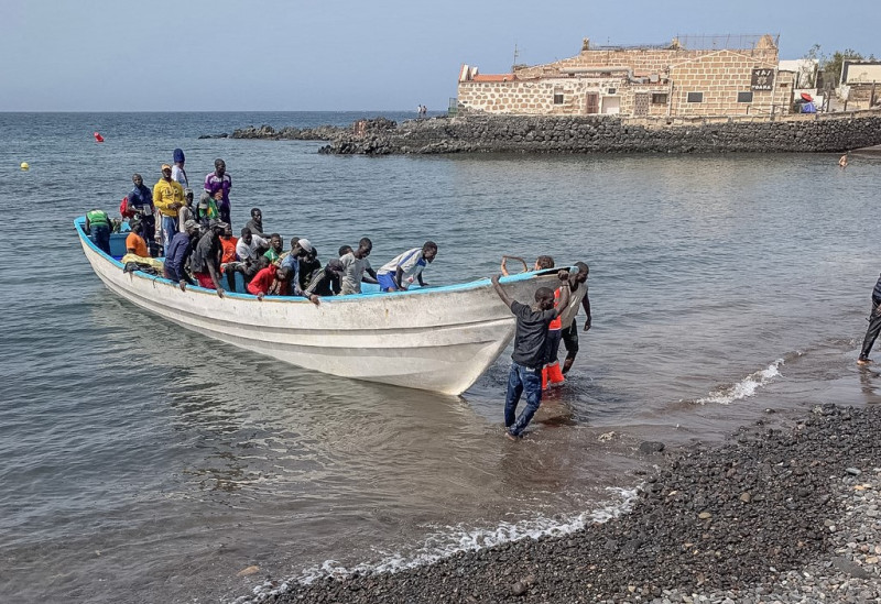 Esta fotografía difundida por la Cruz Roja Española el 13 de julio de 2023 muestra una embarcación que llega a la playa de Las Galletas, en el municipio de Arona, en la isla canaria de Tenerife
