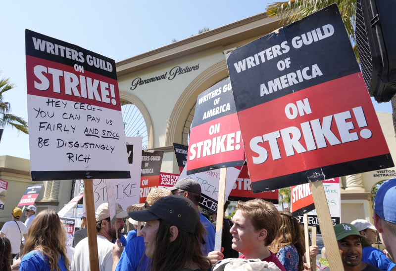 - Los miembros del Gremio de Escritores en huelga sostienen carteles durante un mitin frente al estudio de Paramount Pictures en Los Ángeles el 17 de mayo de 2023.