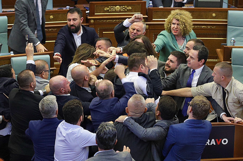 Pelea entre parlamentarios de Kosovo