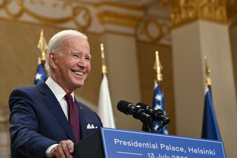 El presidente de los EE. UU., Joe Biden, se dirige a una conferencia de prensa conjunta con el presidente de Finlandia después de la cumbre de líderes de los EE. UU. y los países nórdicos en Helsinki el 13 de julio de 2023.
