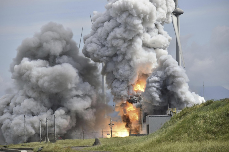 Un motor de un cohete Epsilon S explota durante una prueba en instalaciones de la Agencia de Exploración Aeroespacial de Japón, en Noshiro, en la prefectura de Akita, en el noreste de Japón, el viernes 14 de julio de 2023