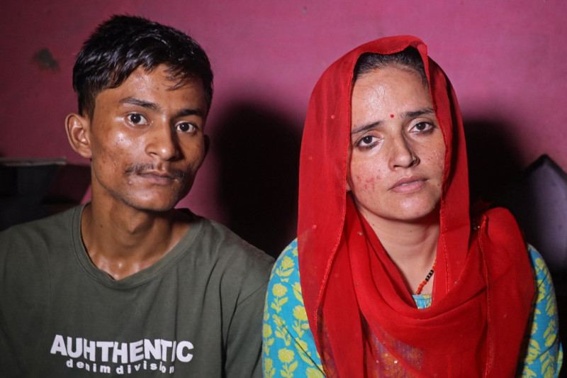 En esta fotografía tomada el 10 de julio de 2023, Sachin Meena (izq.) y Seema Haider asisten a una entrevista con la AFP en su residencia del pueblo de Rabupura, a unos 90 km de Nueva Delhi