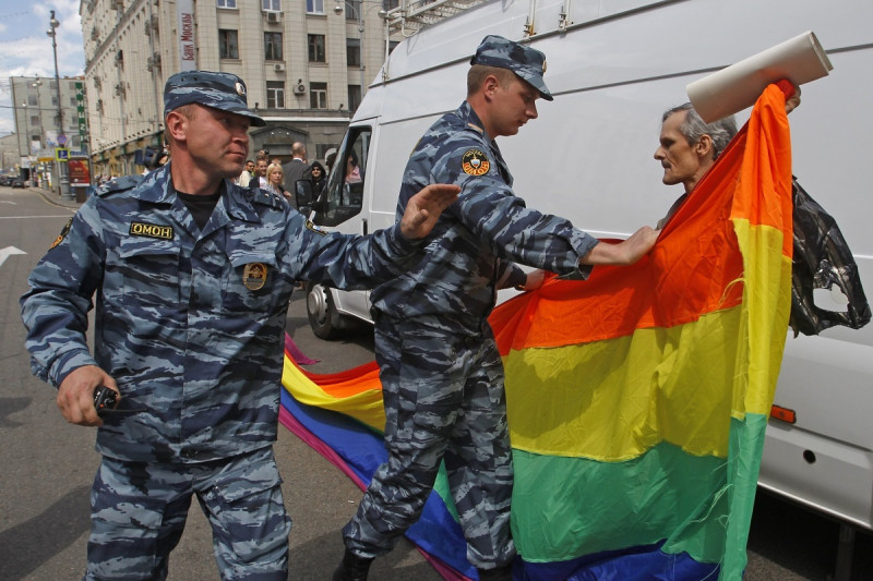 Agentes de policía rusos detienen a un activista de los derechos de los homosexuales con su bandera durante un intento de celebrar un desfile del orgullo gay en Moscú, Rusia, el 27 de mayo de 2012