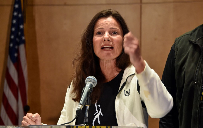 La presidenta de SAG-AFTRA, Fran Drescher, habla durante una rueda de prensa en la sede del sindicato en Los Ángeles, California, el 13 de julio de 2023