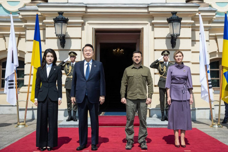 Presidente de Ucrania, Volodymyr Zelensky (segundo a la derecha), su esposa Olena (derecha), el presidente de Corea del Sur, Yoon Suk Yeol (segundo a la izquierda) y su esposa, Kim Keon.