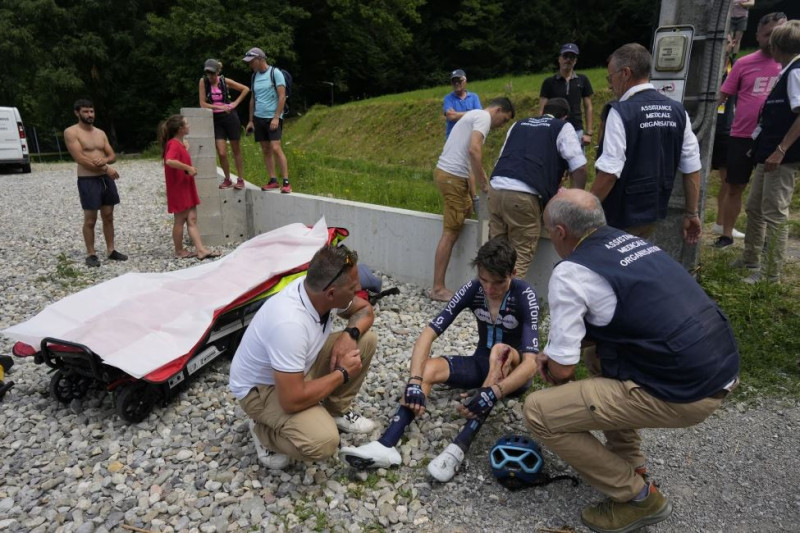 El francés Romain Bardet se retira en la 14ma etapa del Tour de Francia tras un accidente de la ruta entre Annemasse y Morzine Les Portes du Soleil, Francia el sábado 15 de julio del 2023