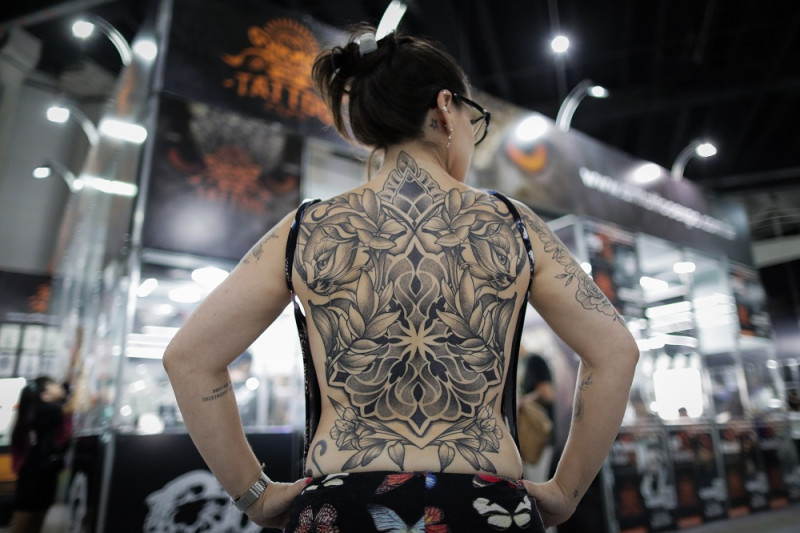Una mujer exhibe un tatuaje en su espalda durante la IX Semana del Tatuaje (IX Tattoo Week) en Río de Janeiro (Brasil).