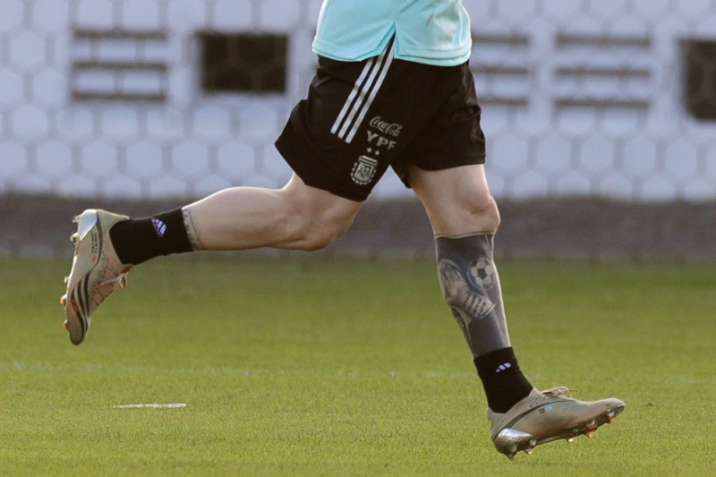 Fotografía de la pierna tatuada del jugador Lionel Messi de Argentina.