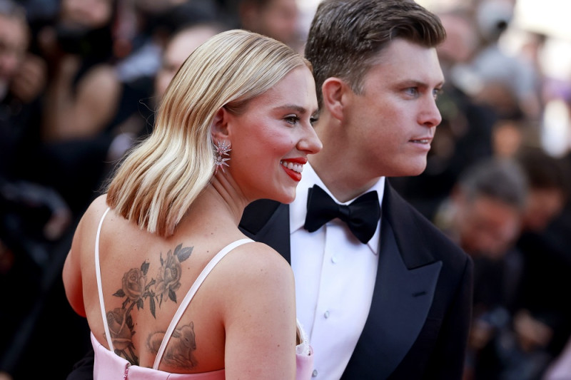 La actriz Scarlett Johansson luciendo un tatuaje en su espalda, junto a su pareja Colin Jost