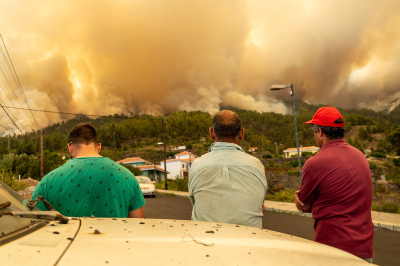Residentes observan un incendio, cerca de Puntagorda en La Palma, en las Islas Canarias españolas, el sábado 15 de julio de 2023.
