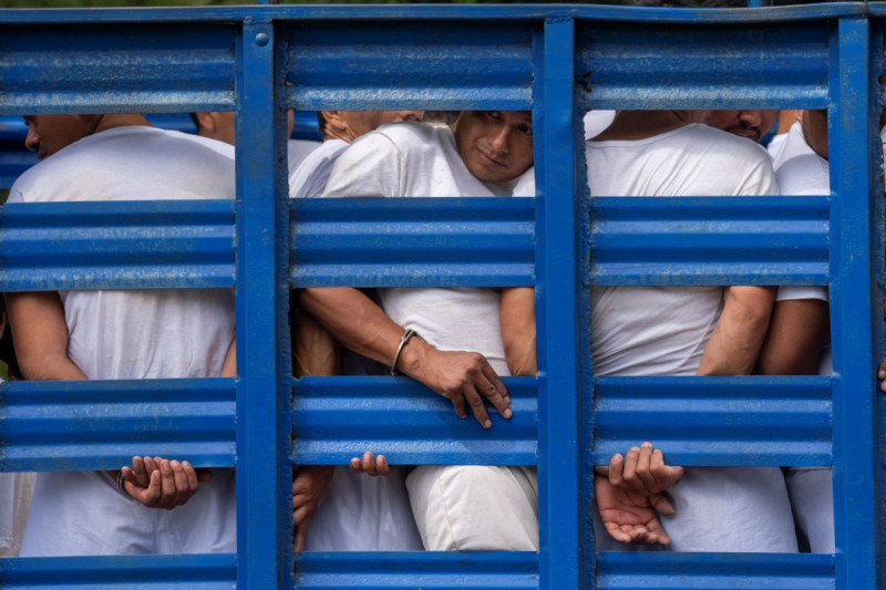 Numerosos hombres detenidos durante el estado de emergencia son transportados en un camión de carga en Soyapango, El Salvador, el 7 de octubre de 2022, dentro de la guerra sin cuartel del gobierno contra las pandillas.