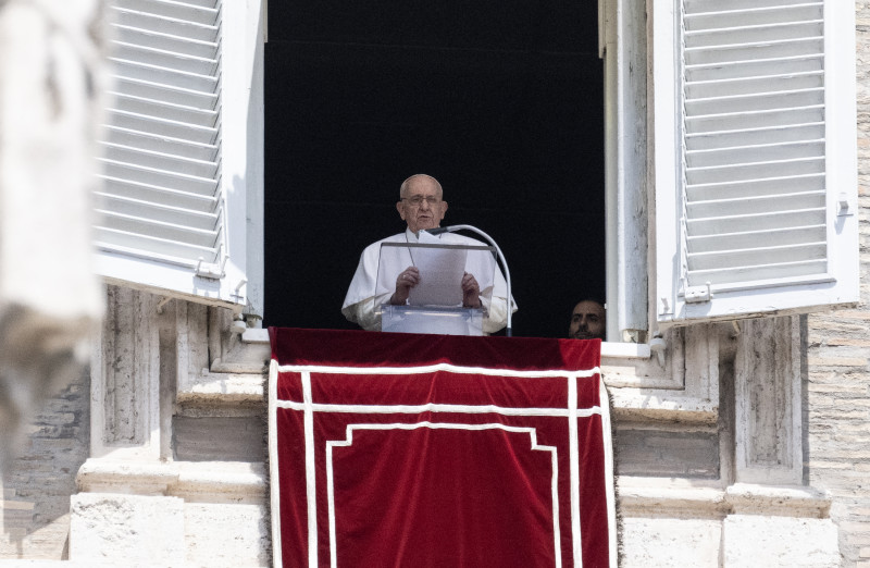 El Papa Francisco se dirige a la multitud desde la ventana del palacio apostólico con vista a la plaza de San Pedro durante la oración del Ángelus en el Vaticano