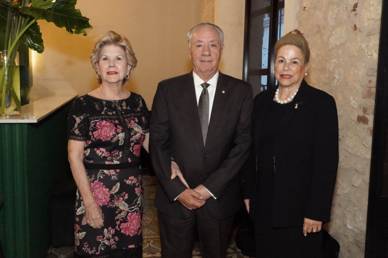 Norma de Vargas, Leonardo Vargas y Margarita Rodríguez Rogers.