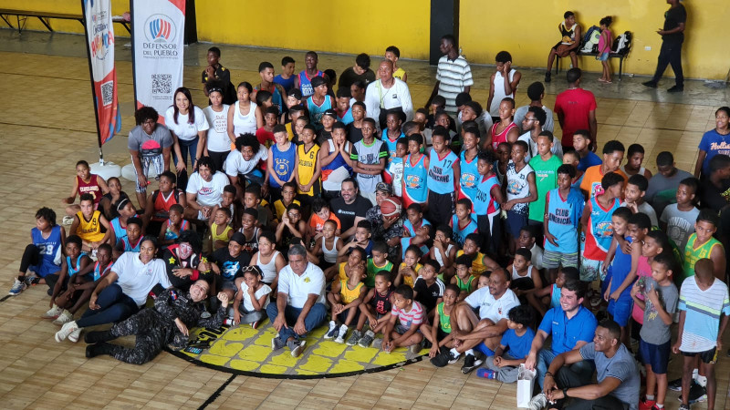 Los niños que participaron en la actividad, mientras posaban para una foto grupal.