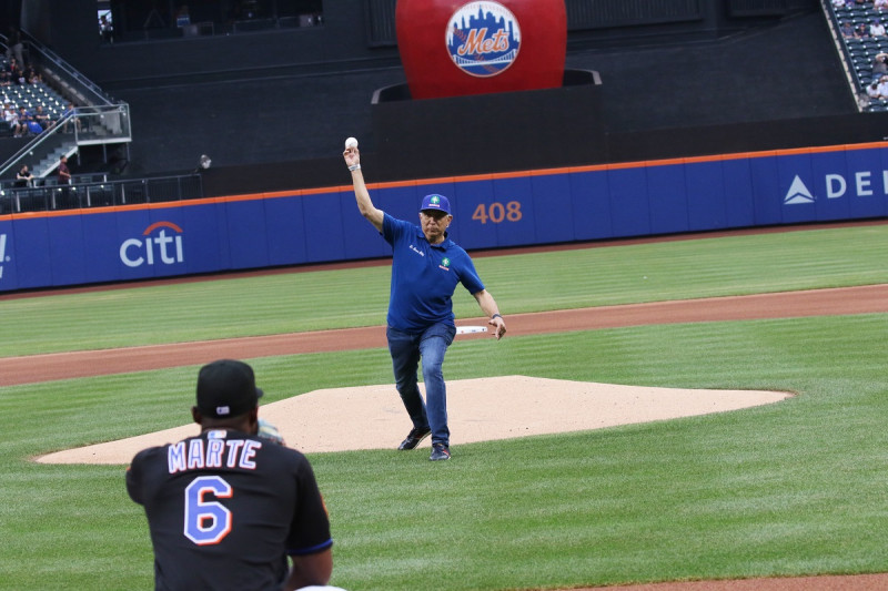 El doctor Ramón Tallaj realiza el lanzamiento de la primera bola antes del partido entre Mets y Dodgers.