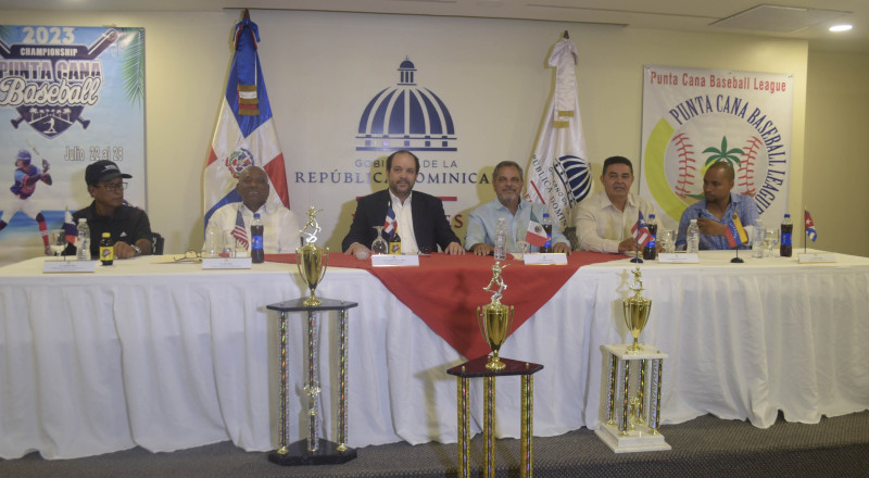 El viceministro de Deportes, Franklin De la Mota, y el comisionado Nacional de Béisbol, Junior Noboa encabezan la conferencia de prensa.