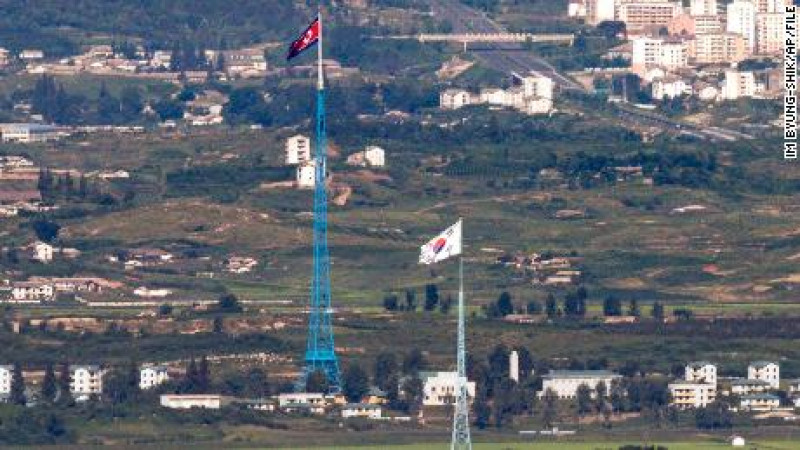 Banderas de Corea del Norte, al fondo, y de Corea del Sur, al frente, ondean en la franja fronteriza entre ambos países, en Paju, Corea del Sur.