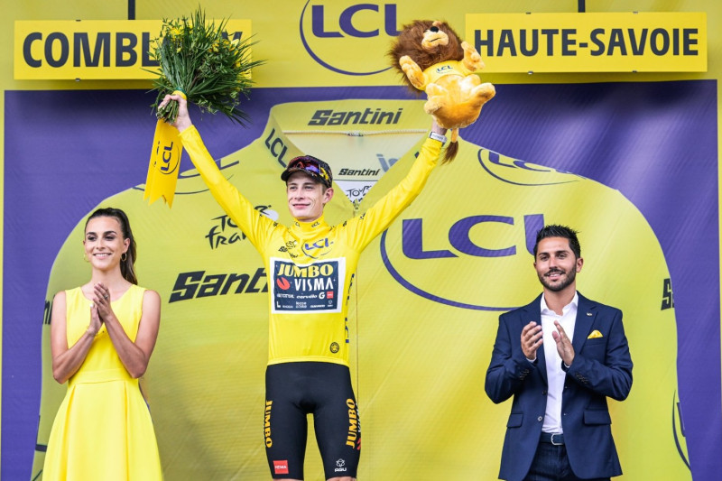 Jonas Vingegaard celebra tras su victoria en la más reciente etapa del Tour de Francia.
