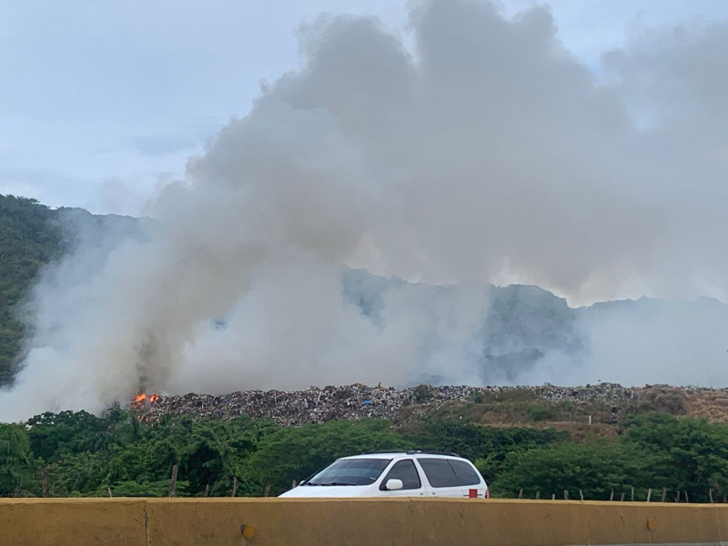 Una espesa estela de humo se levanta a gran altura desde el vertedero de Puerto Plata, creando preocupación en localidades circundantes.