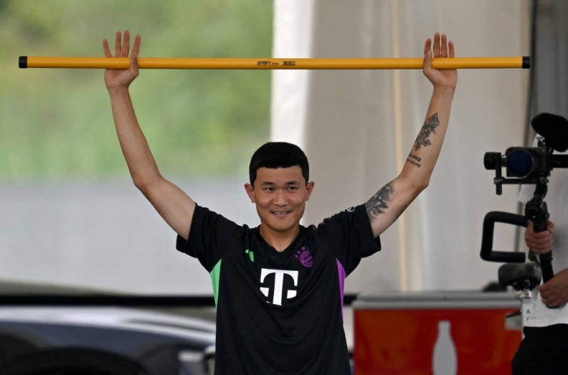 Min-jae Kim se estira durante una sesión de entrenamiento de pretemporada en el campo de entrenamiento del Bayern en Rottach-Egern, sur de Alemania, el 18 de julio de 2023