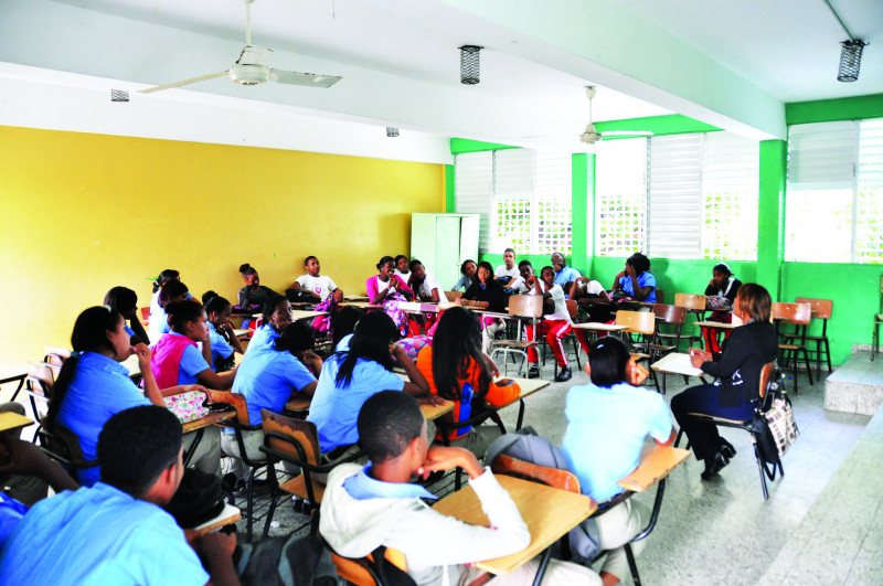 El Ministerio de Educación busca aumentar la matrícula de estudiantes con la entrega de bono de 1000 pesos a cada alumno.