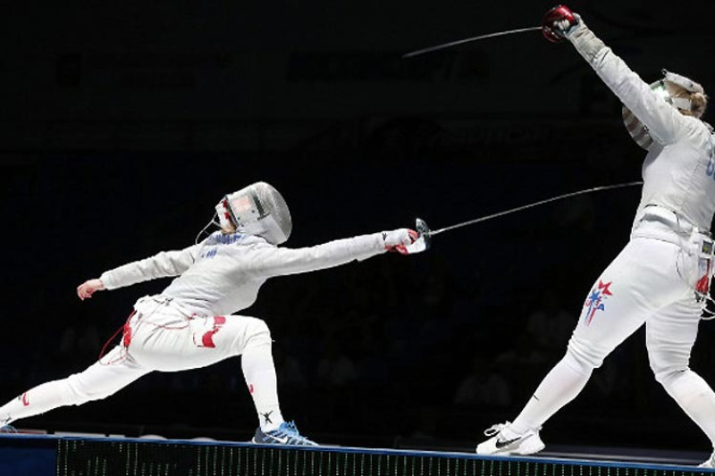 Un momento de acción de una pasada competencia de esgrima en la rama femenina.