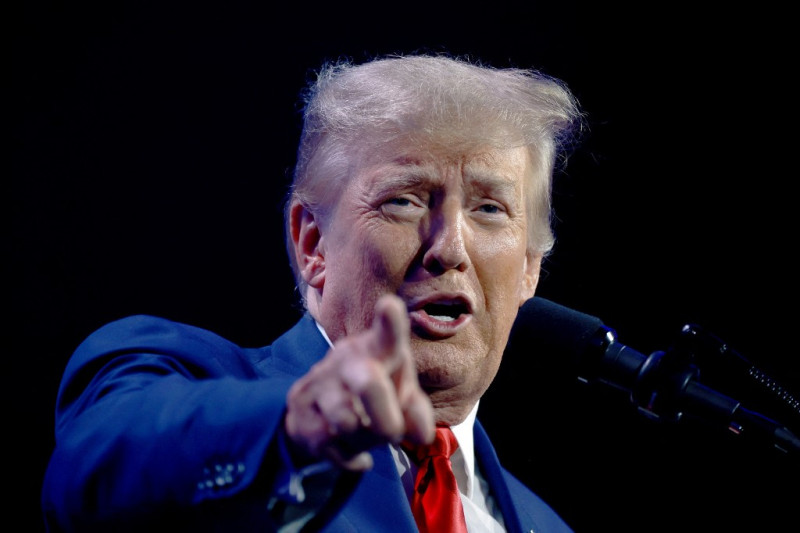 El expresidente estadounidense Donald Trump habla en la conferencia Turning Point Action mientras continúa su campaña presidencial de 2024 el 15 de julio de 2023 en West Palm Beach, Florida.