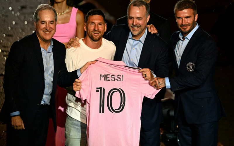 La estrella del fútbol argentino Lionel Messi (segundo de izquierda a derecha) es presentado por (de derecha) y los dueños del Inter Miami CF David Beckham, José R. Mas y Jorge Mas como nuevo jugador de la Major League Soccer Inter Miami CF, en el estadio DRV PNK en Fort Lauderdale, Florida, el 16 de julio de 2023.