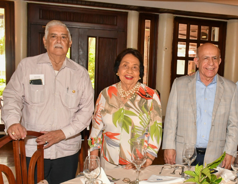 Luis Peña, Ana Julia de Peña y Carlos Vélez.