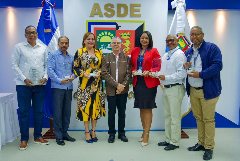 El alcalde de Santo Domingo Este, Manuel Jiménez, junto a Edgar Augusto Féliz, Juan Pablo Uribe, Esther Marte, Jiménez, Jehimy Núñez, Gelson Antigua Rivera, Agustín Dávila Medina.