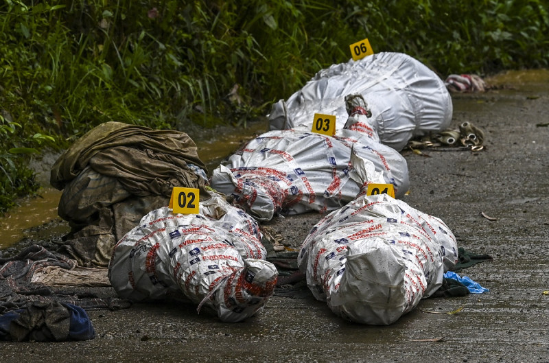Los cadáveres de algunas de las víctimas de un deslizamiento de tierra se ven en una calle del municipio de Quetame, departamento de Cundinamarca, Colombia, el 18 de julio de 2023.