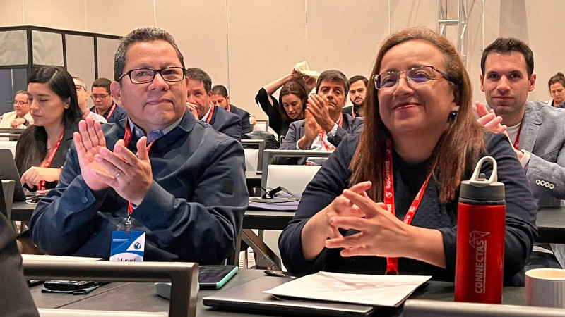 Miguel Mora, del medio 100% Noticias, de Nicaragua, junto a Lucía Pineda en SIP Connect 2023, ayer.